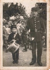 ANCIENNE PHOTOGRAPHIE SOLDAT ET ENFANT AU TAMBOUR DÉGUISÉ POUR LA FANFARE