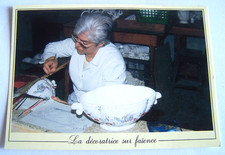 CPA 58 décoratrice faïence