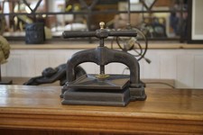 Presse relier fonte - à,