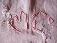 Drap lit d'enfant N°15 en lin rose monogramme MP fleurs 117 X 150 Cm