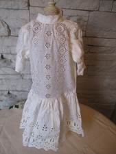 ROBE BLANCHE   AVEC BRODERIE ANGLAISE  POUR POUPEE ANCIENNE