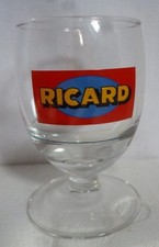 Un verre ballon ricard logo
