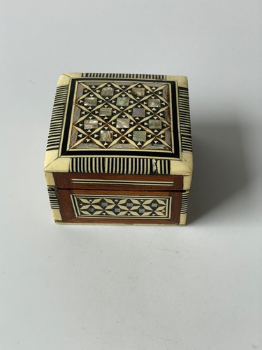 Boite carrée bois vernis - , et