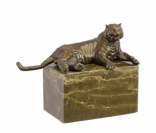 Une sculpture bronze - une,