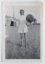 Femme élégante plage