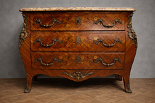 Commode galbée style - , xv
