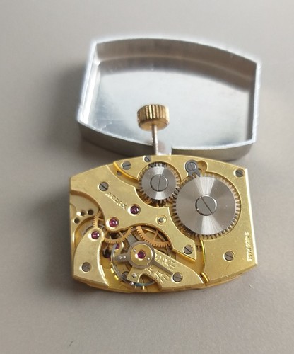 Mouvement montre char art
