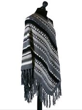 Poncho péruvien en laine avec franges, face avant lignes brodées ORIGINE PEROU