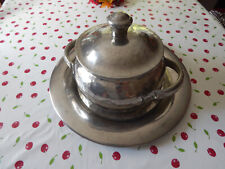 Soupière en étain avec son plateau signée JEAN Goardère.