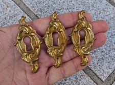 1  ENTRÉE DE CLÉ SERRURE DE MEUBLE en métal jaune dim.= 2.9cm sur 6.1 cm    N°22