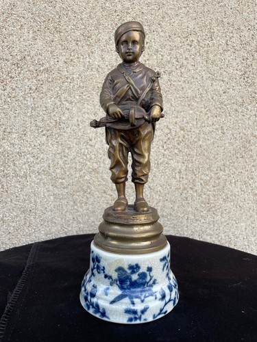 Statue bronze sur socle - en,