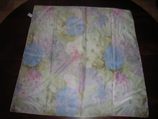 foulard crêpe polyester imprimé vert/rose fond gris 70x70cm