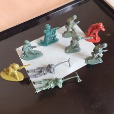 9 SOLDATS  ALL et US, PLASTIQUE WWII  échelle autour du 1/43 (40 mm)