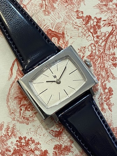 Neuve montre sans - sans, mouvement
