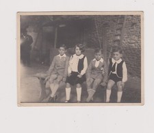Snapshot photo-carte jeunes enfants garçons et fille boys girl sur banc