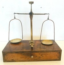  balance de bijoutier plateaux en laiton comportant poids  . XX siècle .