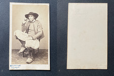 Villard, Quimper, Homme en costume breton avec des sabots, circa 1870 CDV vintag