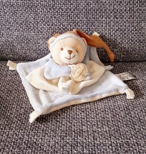C6 Doudou et compagnie plat ours bleu beige créé pour les Galeries Lafayette 