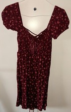 Robe imprimé floral lacets et smocks - bordeaux - Stradivarius