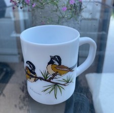ARCOPAL MUG TASSE CAFÉ VINTAGE 1970 VERRE OPALINE DÉCOR OISEAUX SIGNÉ R. CARMAN