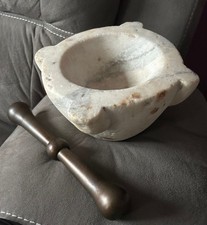mortier en marbre avec pilon