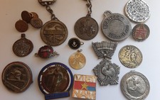 lot  broche medaille insigne bouton militaire porte cle