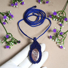 Talisman Lépidolite « Quiet Mind » - collier en cristal de macramé bleu foncé...