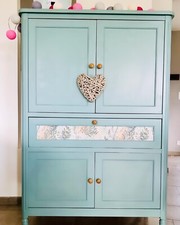 Magnifique armoire en bois soigneusement restaurée