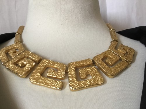 Collier doré ras cou - de, dolce