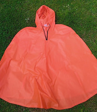 Poncho/cape  Imperméable Orange Dans Son Jus Avec Des Tâches 