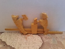 Jouet Vintage En Bois Sculpté Homme Et Ours Martelant Une Piece De Bois