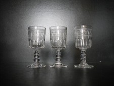 3 anciens verres à porto vin