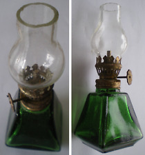 PETITE LAMPE À PÉTROLE EN VERRE ET EN LAITON