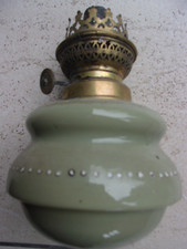 lampe à pétrole ancienne de suspension en opaline émaillée