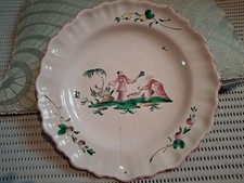 assiette Moustiers Ferrat 18ème à décor polychrome aux chinois.