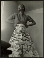 Otto Fenn. Mannequin à la robe champignon. Vers 1950. 25,2 cm x 33,2 cm