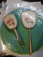 Miroir et brosse de coiffeuse