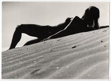 Photo femme à contre jour sable plage - baigneuse mer photo 1970