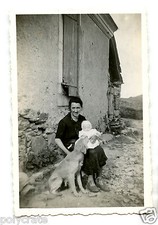 Portrait femme avec bébé et chien vieille ferme - photo ancienne an. 1940