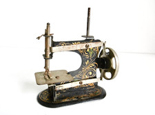 TRÈS PETITE MACHINE À COUDRE - JOUET/OU D'ENFANT - Ht 9 cm - ÉPOQUE 1900