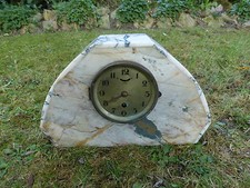 horloge sur socle en marbre