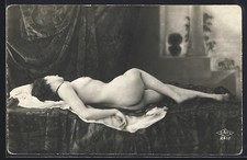 Photo-Postcard Sapi N° 2412 : Femme Nue Allongée Sur Un Tissu Acte