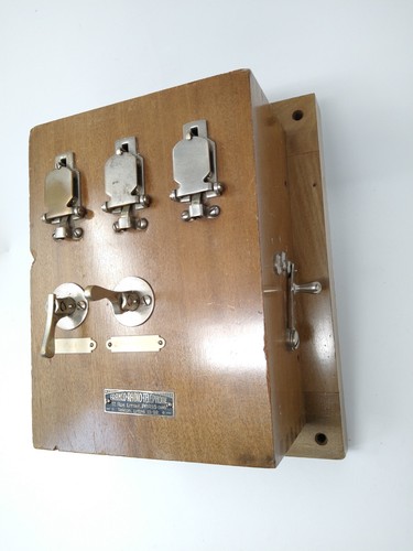 Ancien boîtier téléphonique