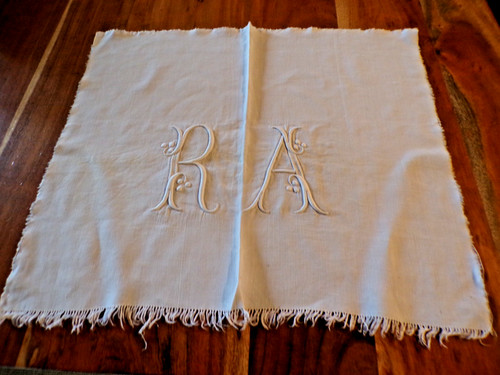 Monogramme brodé sur metis - monogramme, ra
