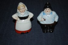 COUPLE DE PAYSANTS EN PORCELAINE SALIERE ET POIVRIERE