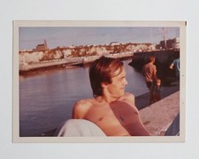 Jeune homme sexy bronze torse