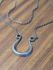 collier en forme de lyre