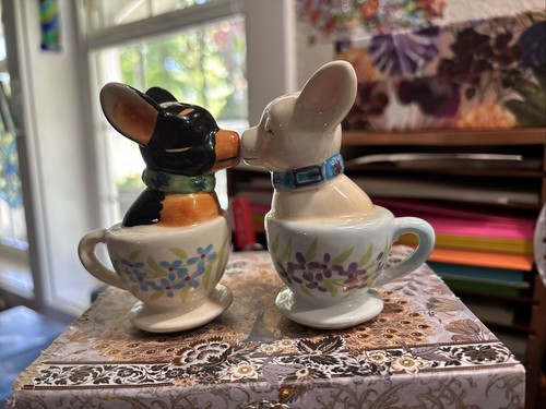 Vintage kissing chihuahuas - kissing,