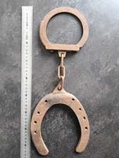 Ancien grand fer à cheval attache menotte