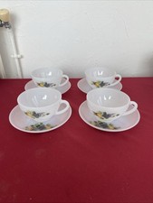 4 tasses avec soucoupes